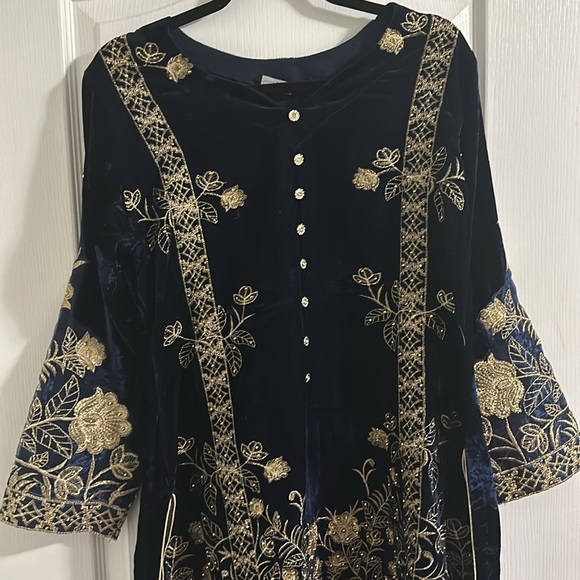 Pakistani 3 peice velvet suit - Picture 5 of 11